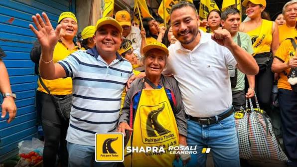 Shapra y Alca junto a simpatizantes